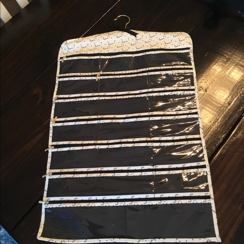 Jewelry hanger/holder